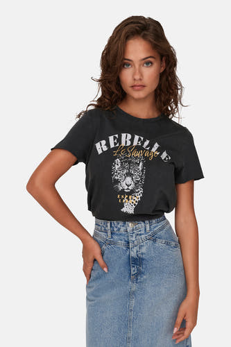 T-shirt noir de ONLY avec une imprimé tigre frappant et le texte "Rebel Le Sauvage".