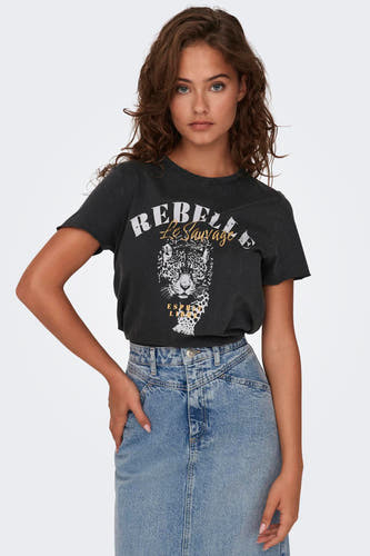 T-shirt noir de ONLY, avec une impression "Rebel Le Sauvage" et un imprimé léopard pour un look décontracté.