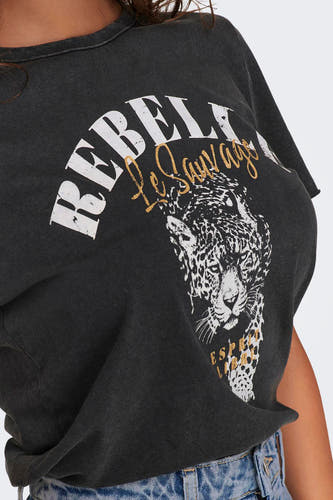 T-shirt noir de ONLY, avec l'impression 'Rebel' et un imprimé léopard.