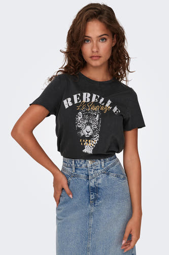 T-shirt noir de ONLY, avec imprimé léopard et texte "Rebelle le Sauvage", associé à une jupe en cuir.