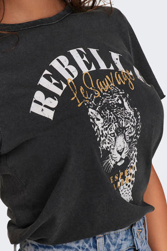 Zwart T-shirt van ONLY met "Rebel Le Sauvage" en luipaardprint.