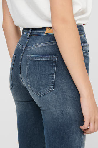 Jean skinny bleu marine d'ONLY, avec des poches arrière et une étiquette de marque visible sur la ceinture.