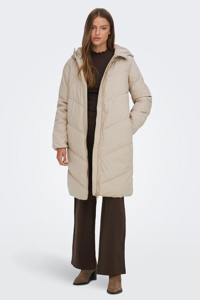 Manteau long marron de JDY, vu de dos, avec capuche et pantalon et chaussures noirs.