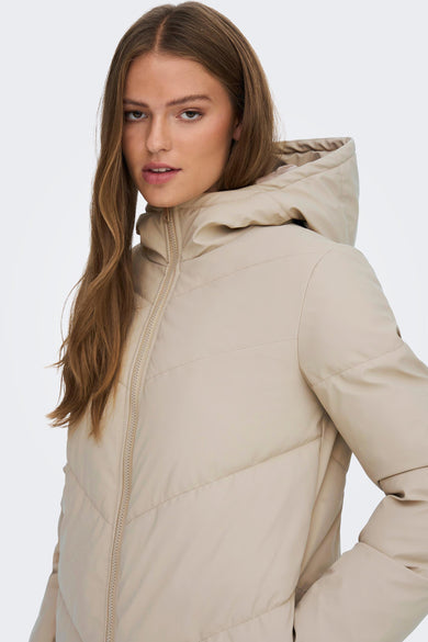 Manteau long marron de JDY, vu de l'arrière avec un capuchon et des points chevron.