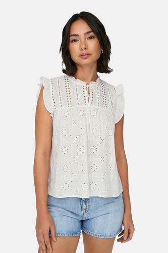 Blouse sans manches blanche de ONLY, avec des détails brodés et des cordons au col, associée à des shorts en denim.
