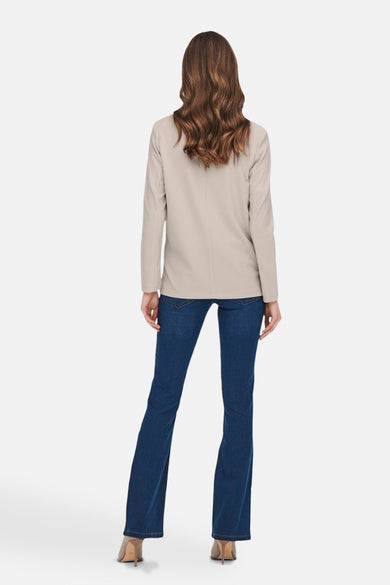 Blazer beige de JDY, vu de de lrière avec long manes et combinéeséeséesées un un jeans des des.