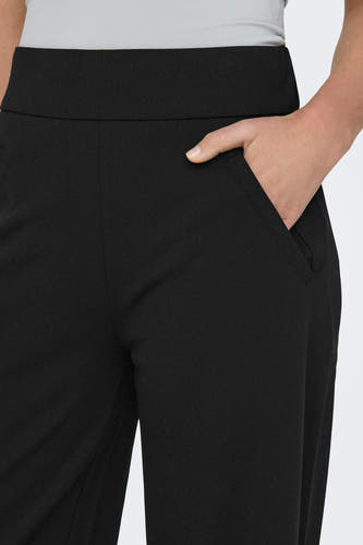 Pantalon de costume noir JDY avec poches passepoilées et large ceinture élastique.