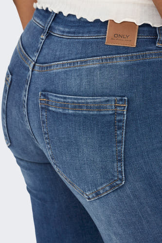 Jean flare bleu en denim de ONLY, avec un poche arrière et une étiquette marron.