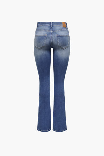 Jean flare bleu de ONLY, avec des poches classiques et une étiquette en cuir sur la ceinture.