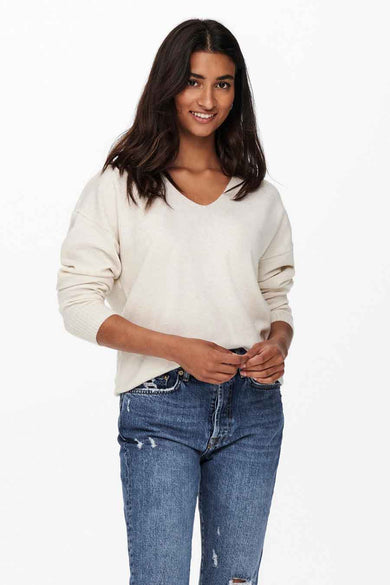 Marine V-hals trui de ONLY, portée avec un pantalon en cuir.