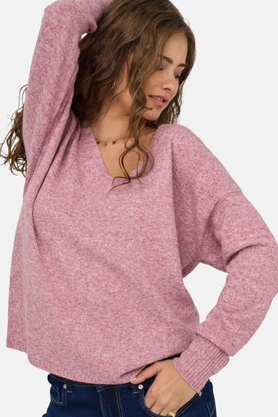 T-shirt rose à col V d'ONLY, avec des manches longues et porté avec un pantalon de travail noir.