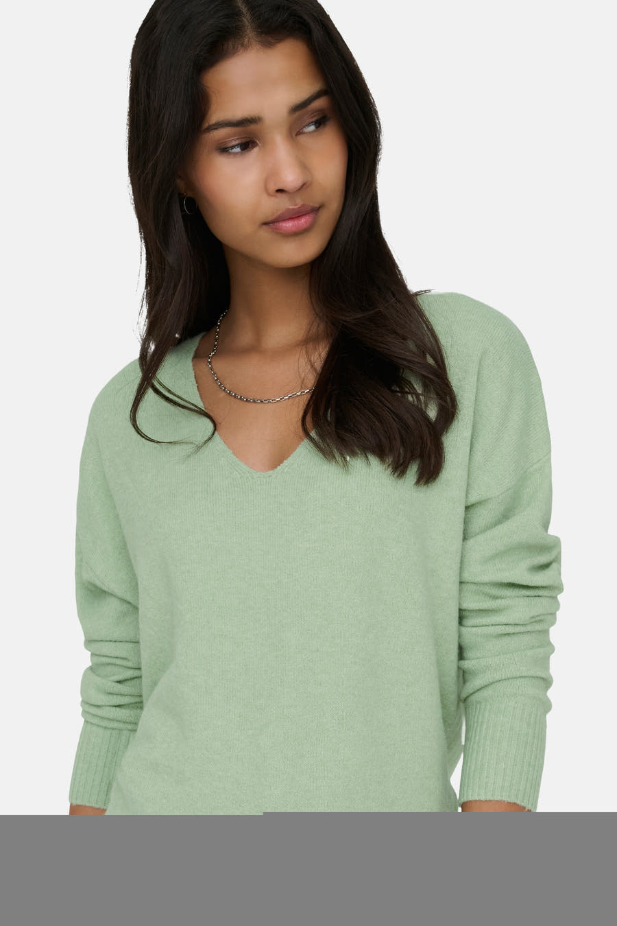 T-shirt vert de ONLY avec un col V, associé à une chaîne argentée.