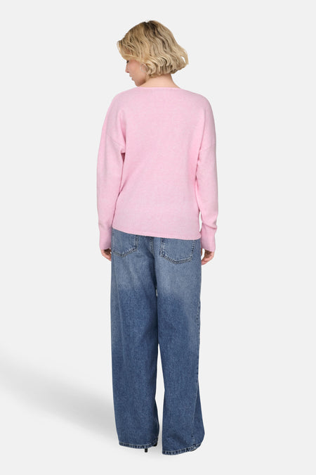 T-shirt rose à col V d'ONLY, avec longues manches et associé à des jeans larges, dos.