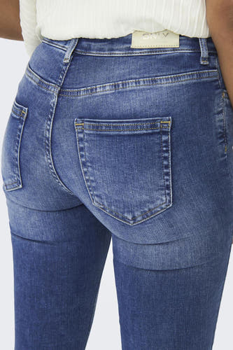 Jean skinny bleu marine de ONLY, avec poche arrière et passants pour ceinture.