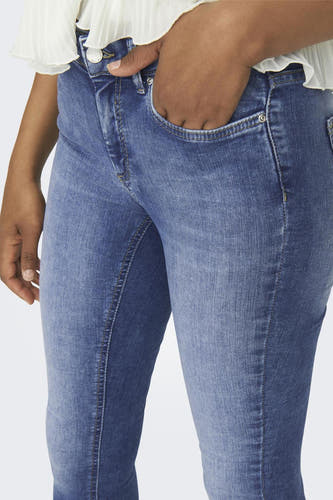 Jean skinny bleu d'ONLY, avec une main dans la poche, et un léger lavage.