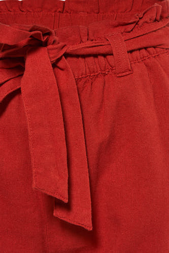 Rode short van JDY, met een ceintuurdetail en een elastische tailleband.
