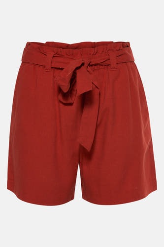 Rode short van JDY met een stoffen riem rond de taille.