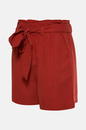 Short rouge de JDY avec taille paperbag et détail rayé, en vue latérale.
