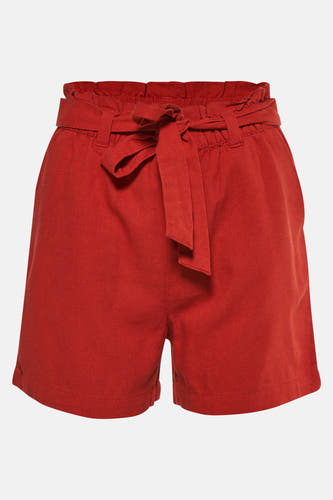 Short rouge de JDY avec une ceinture en tissu autour de la taille.