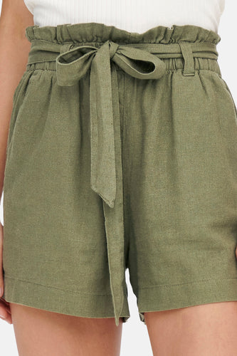 Olijfgroene linnen shorts met strikceintuur.