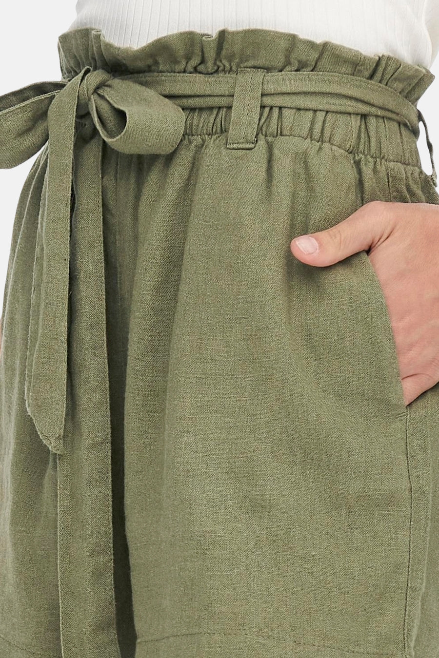 Olijfgroene linnen broek met strikceintuur.