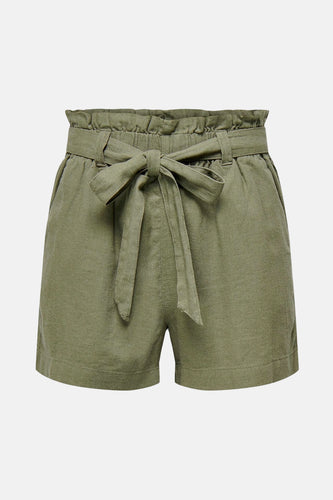 Groene shorts met strikceintuur.