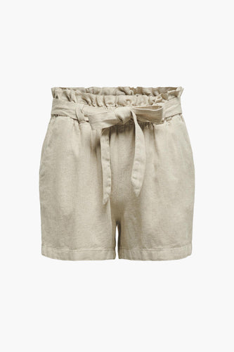Beige linnen shorts met strikceintuur.
