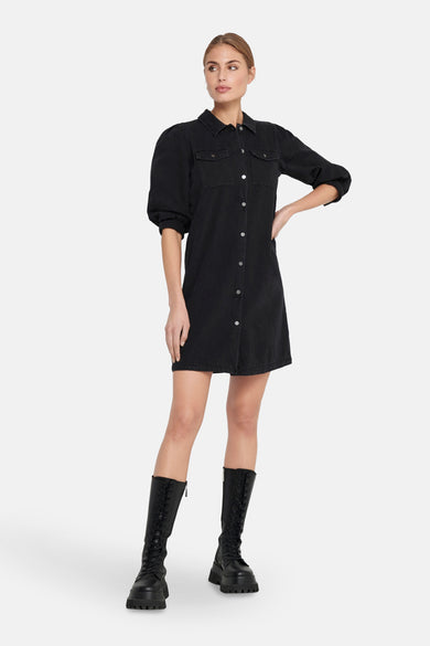 Robe courte en denim d'ONLY, avec manches longues et bottes noires.