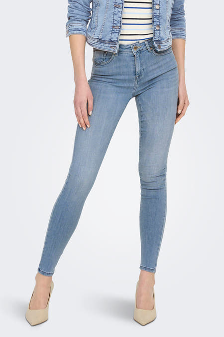 Jean skinny bleu clair ONLY®, avec une ceinture et un blouson en denim à boutons.