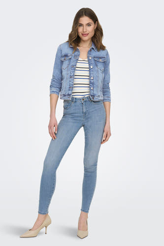 Lichtblauwe skinny jeans van ONLY, gecombineerd met een gestreepte top en spijkerjasje, met beige pumps.
