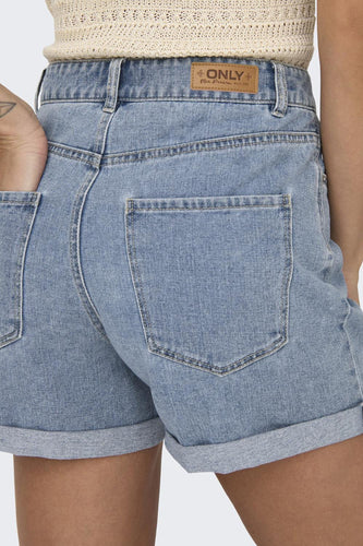 Lichtblauwe jeansshorts met opgerolde zoom en leren 'ONLY'-label.