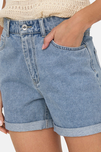 Denim shorts met omslag, lichtblauwe kleur, hand in zak.