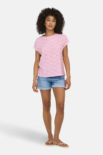 Roze T-shirt met korte mouwen van ONLY, met een ajourpatroon. De dame draagt denim shorts en teenslippers.