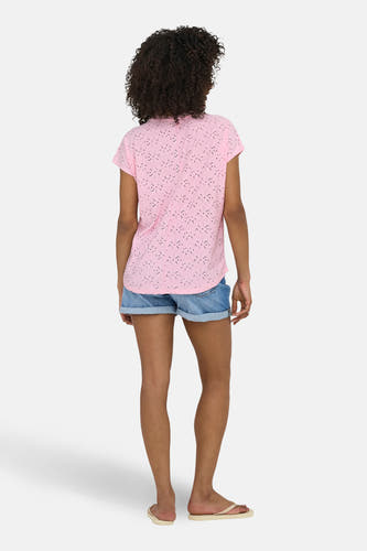T-shirt rose à manches courtes de ONLY, avec perforations décoratives, combiné avec un short en jean et des sandales.