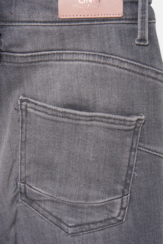 Jean skinny gris clair d'ONLY, détail de la partie arrière avec poche et étiquette de marque.