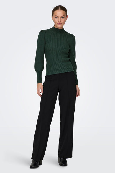 Groene trui van ONLY, met lange pofmouwen en een geribbelde textuur, gecombineerd met een zwarte broek en laarzen.
