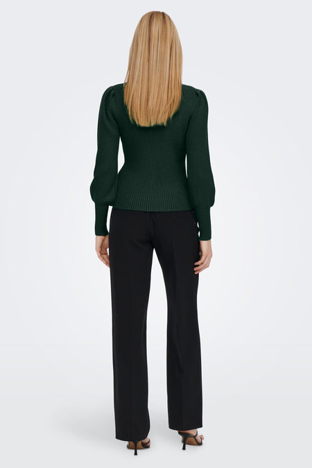 Groene trui met ronde hals van ONLY®, lange pofmouwen, gecombineerd met zwarte pantalon en hakken, achterkant.
