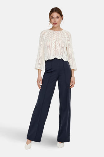 Pull écru avec col rond de ONLY, avec motif ajouré et manches trois quarts, combiné avec un pantalon bleu foncé et des chaussures blanches.