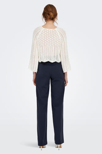 Pull écru avec encolure ronde de ONLY, à motif ajouré et manches évasées, combiné avec un pantalon sombre.