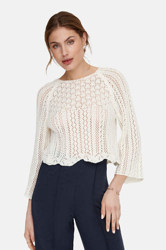 Pull écru avec col rond de ONLY, texture ajourée, porté avec un pantalon bleu foncé.