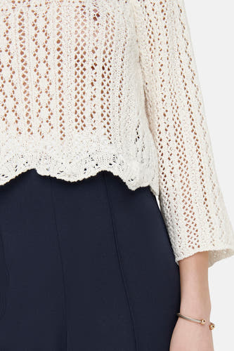 Pull écru ONLY avec motif en dentelle et manches trois quarts, porté sur un pantalon bleu foncé et un bracelet en or.