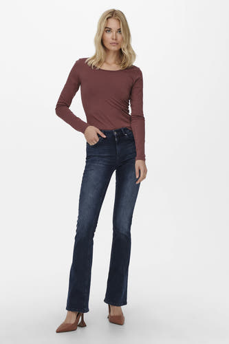 Blauwe zwarte flared jeans van ONLY, gedragen met een bruine top met lange mouwen en bruine pumps.