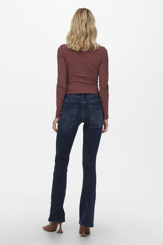 Blauwzwarte flared jeans van ONLY, met een donkere wassing en gedragen met een bruine top en hakken.