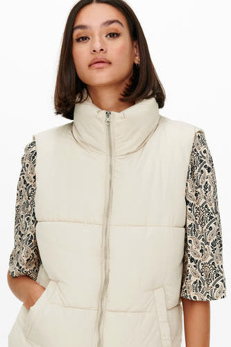 Gilet écru de JDY avec col montant et fermeture à glissière argentée.