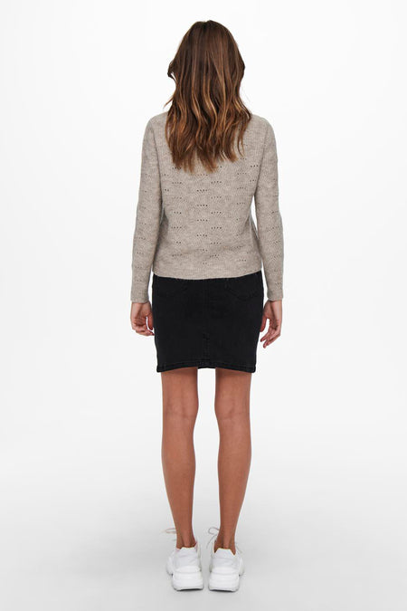 Beige trui van ONLY® met ronde hals, gecombineerd met een zwarte rok en witte sneakers, achteraanzicht.