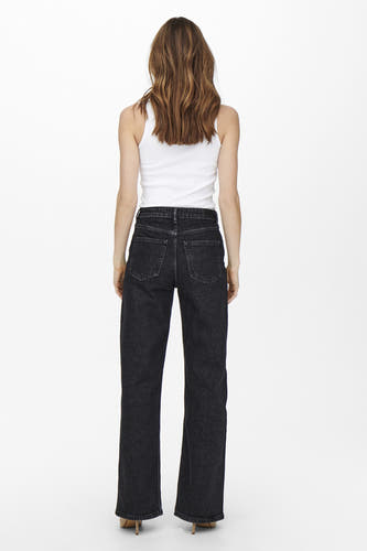 Donkergrijze, wijde jeans van ONLY, met achterzakken en gecombineerd met een wit topje en hakken.