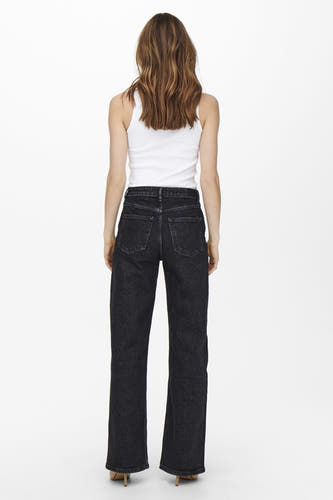 Jean wide bleu foncé d'ONLY, avec une taille haute et porté avec un chemisier blanc.