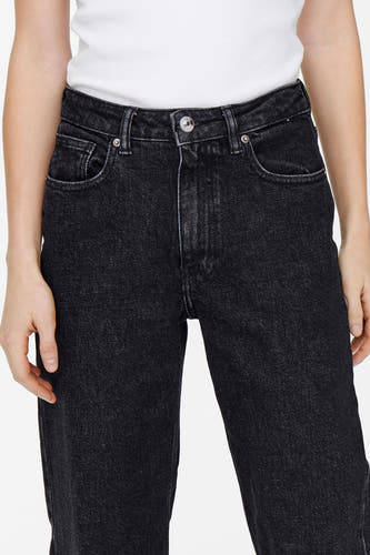 Jean en denim gris clair large d'ONLY, avec des poches classiques et une fermeture à glissière argentée.