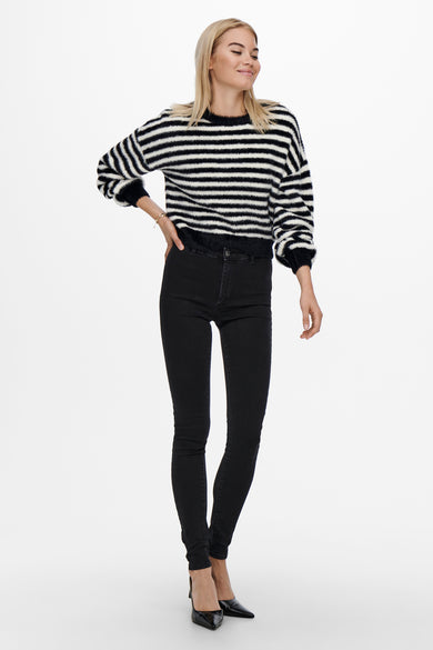 Pull noir avec col rond de ONLY, avec un motif fuzzy rayé, combiné avec un jean noir et des talons.