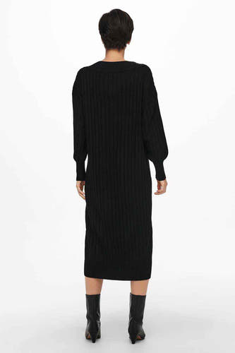 Robe noire tricotée de ONLY, avec des manches longues et un motif côtelé, vue de derrière.
